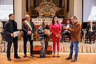 Marco e Ginevra Bartolomei ricevono il premio «Cortona e le sue stelle» dal sindaco Luciano Meoni e dall'assessore allo Sport Silvia Spensierati